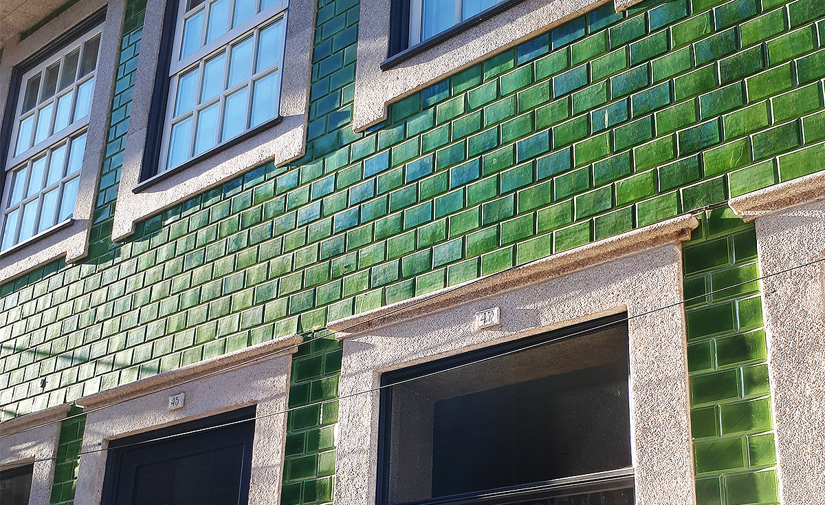 Fassade mit grünen Fliesen in Portugal
