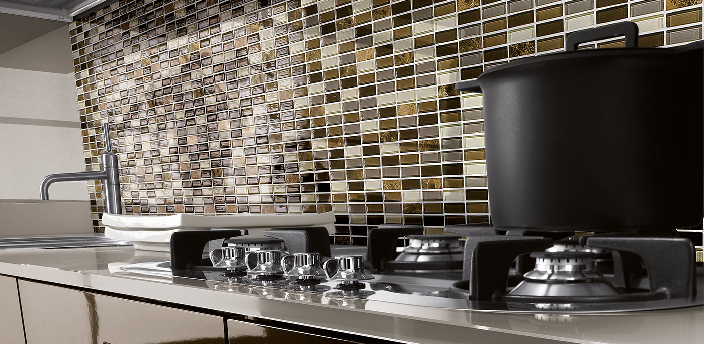 Fliesenspiegel Küche Mosaik: Braune Mosaikfliesen